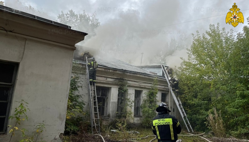 Мужчина погиб на пожаре в заброшенном здании в Костроме