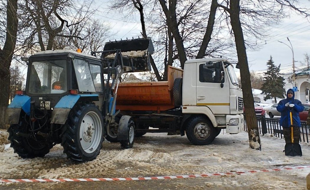 Дорожники в Костроме начали вывозить снег с улиц города