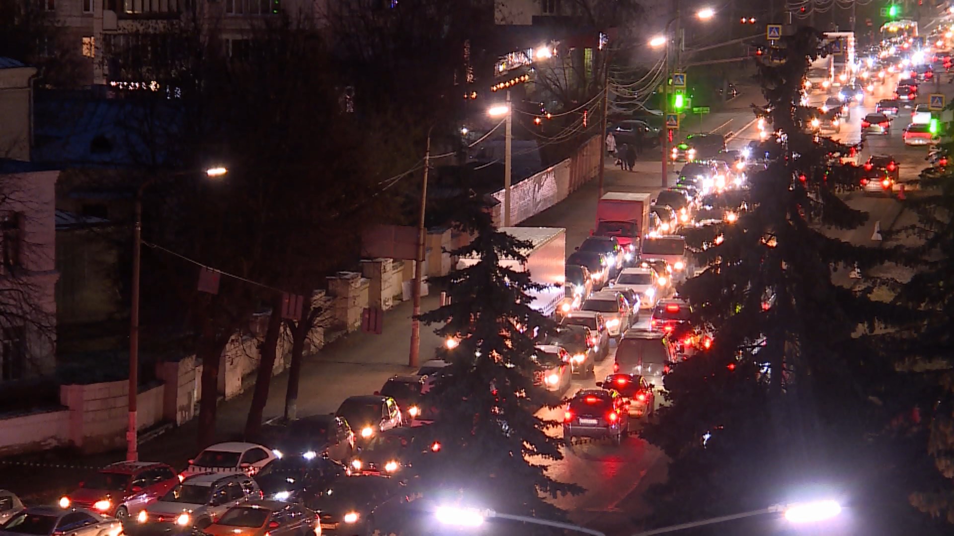 Костромичи привыкают к новой схеме движения на перекрестке улиц Советской и Подлипаева