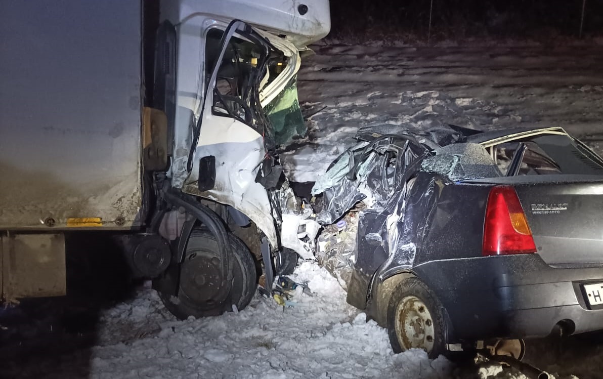 Водитель «Логана» погиб при столкновении с грузовиком на трассе под Костромой