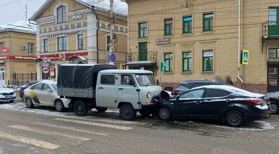 Кто кого: «Хёндай» на главной улице Костромы пошел на таран российского УАЗа