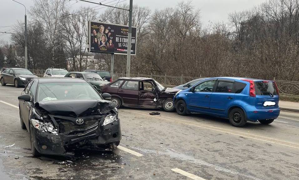 Начинающий водитель спровоцировал в Костроме аварию с тремя пострадавшими