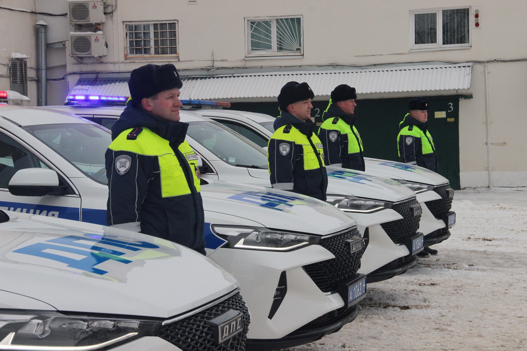 Автоинспекторы Костромской области получили ключи от новых автомобилей |  ГТРК «Кострома»