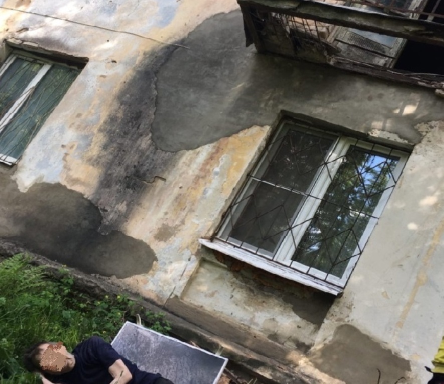 В Костроме упал с балкона пожилой мужчина
