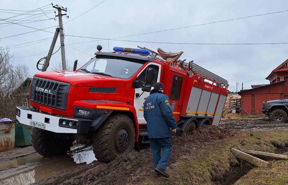 История об утопающих в грязи пожарных машинах в Шарье заинтересовала главу Следственного комитета