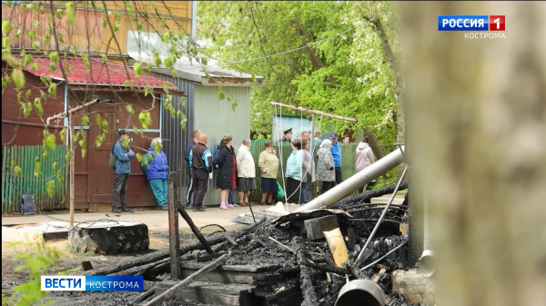 Жителям сгоревшего деревянного дома в Костроме окажут всю необходимую помощь