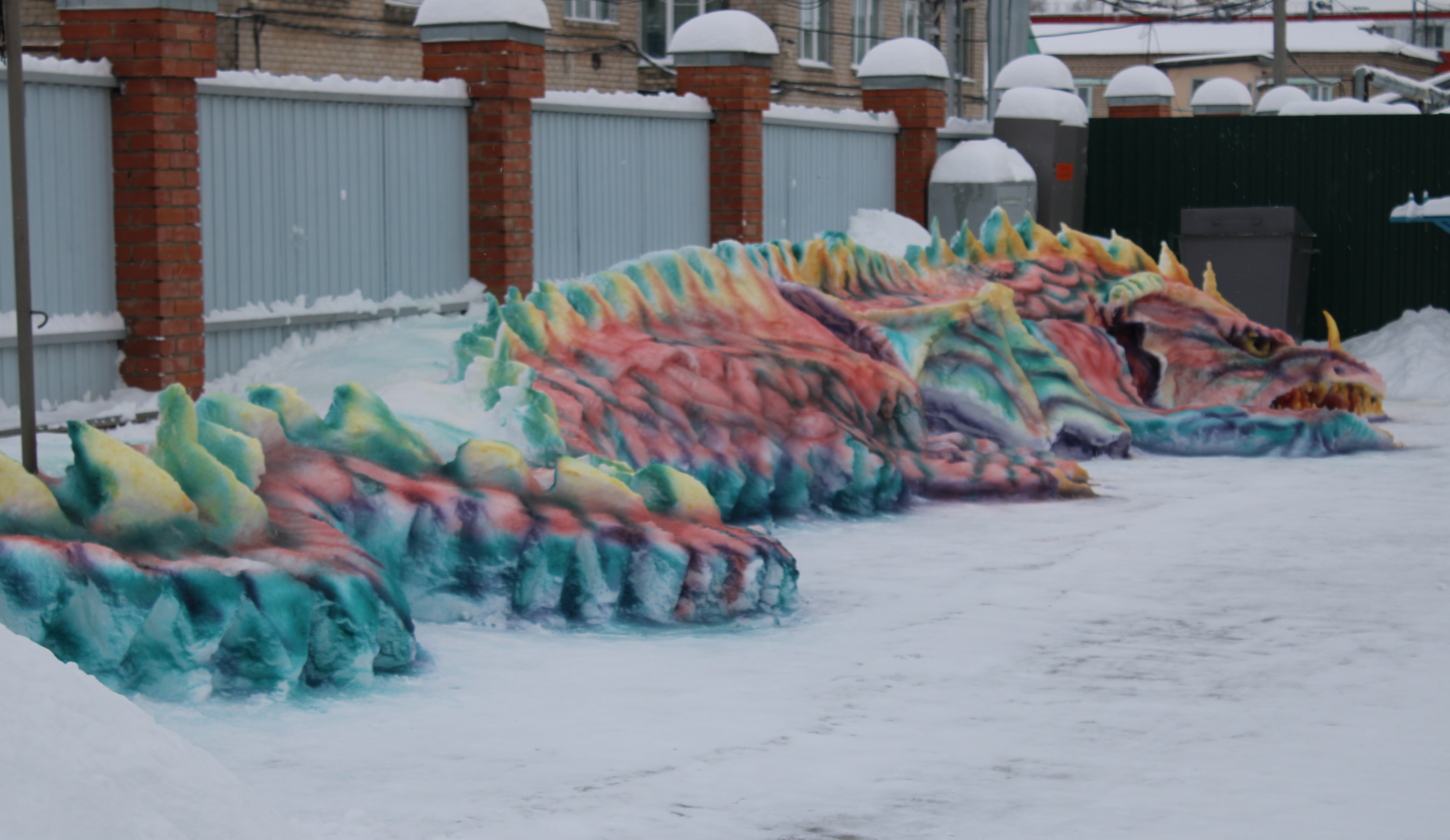 Осужденные в костромской колонии смастерили из снега 22-метрового дракона