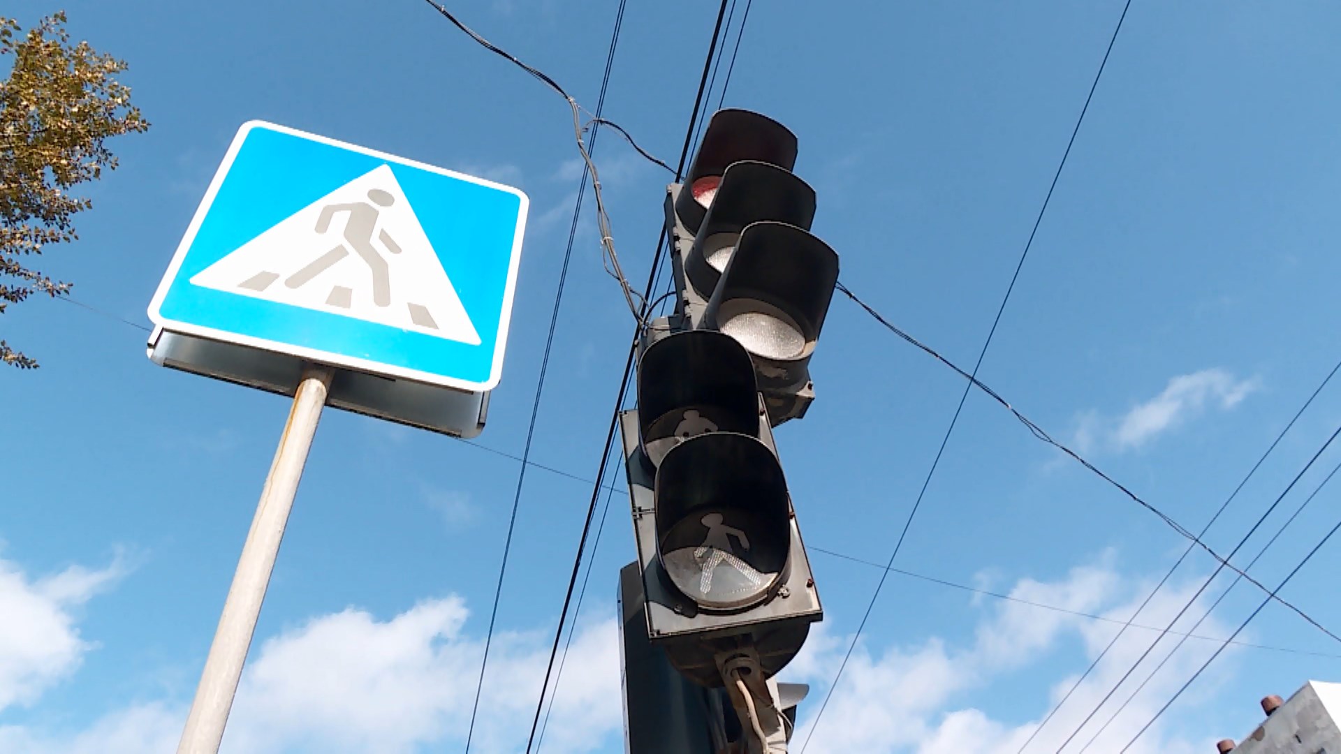 Костромские автоинспекторы призывают водителей и пешеходов быть внимательнее на дорогах
