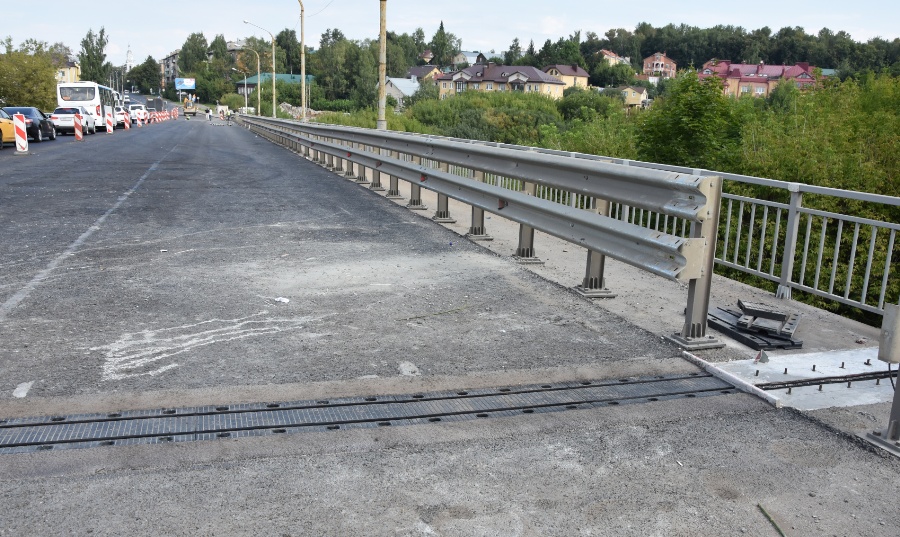 На Юбилейном путепроводе в Костроме продолжают ремонтировать деформационные швы