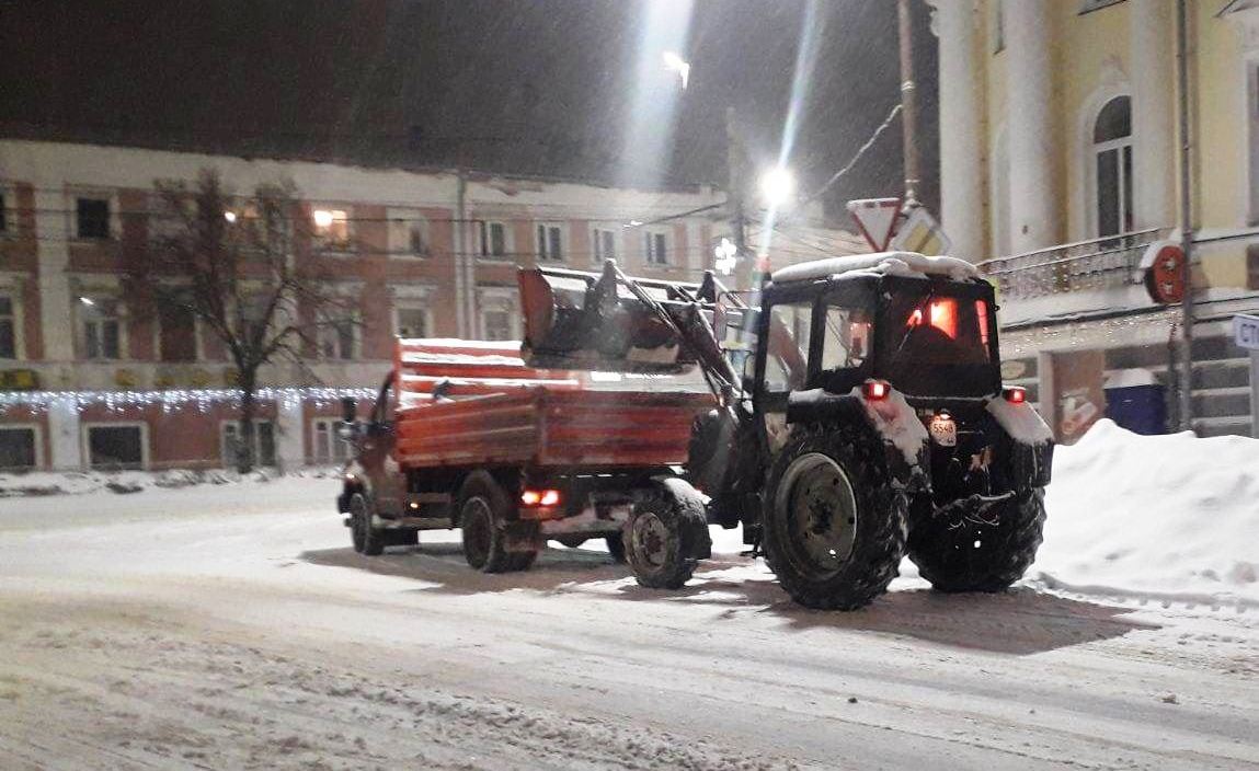 Дорожники Костромы и области вывозят последствия снегопада