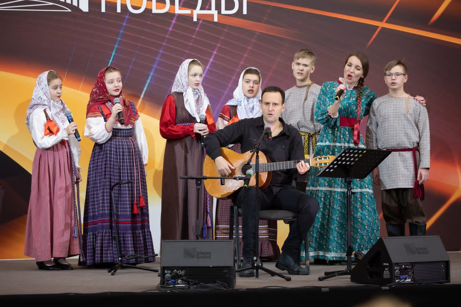 Костромской ансамбль выступил на Поклонной Горе в Москве
