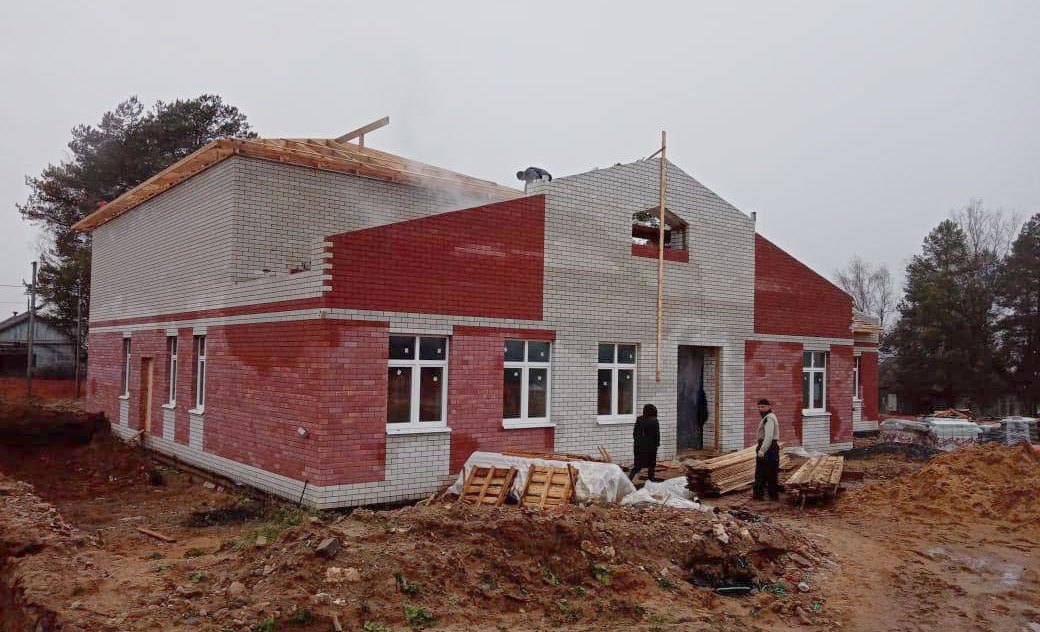 В отдаленном костромском поселке завершается возведение крыши нового Дома культура