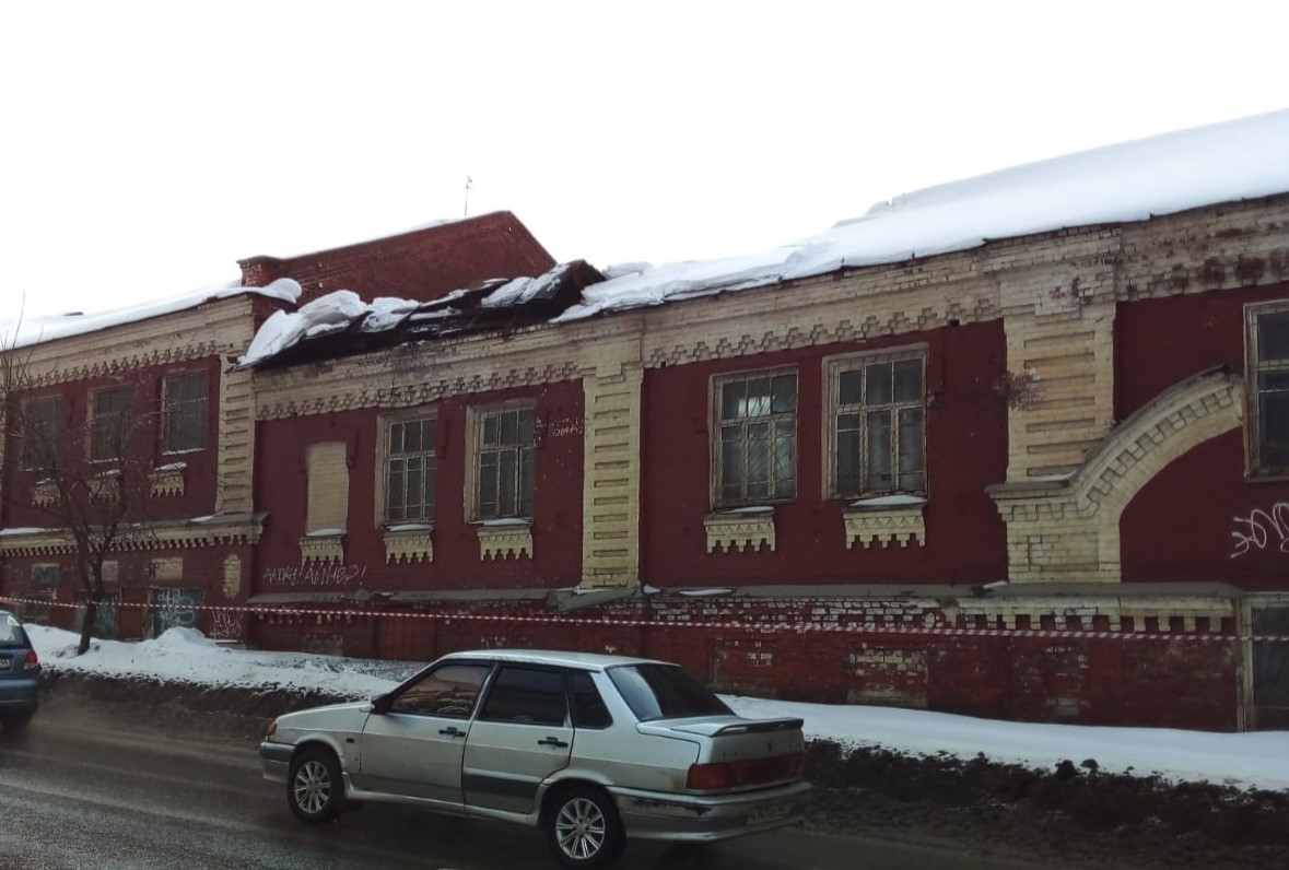 У здания бывшего обувного завода в Костроме обвалилась крыша