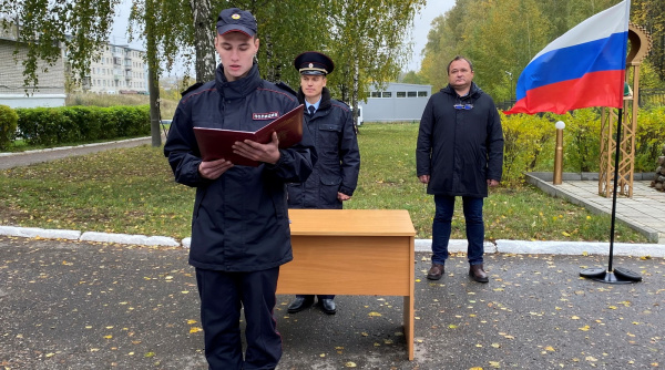Молодые сотрудники костромской полиции приняли служебную присягу