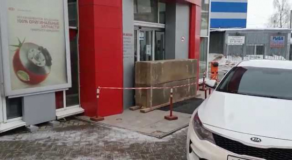 В Костроме неизвестные забаррикадировали автосалон с иномарками