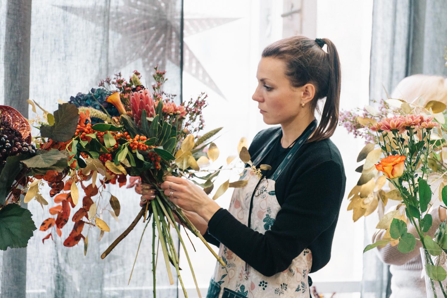 Продавщица цветочного магазина в Костроме подчинилась голосу из телефона
