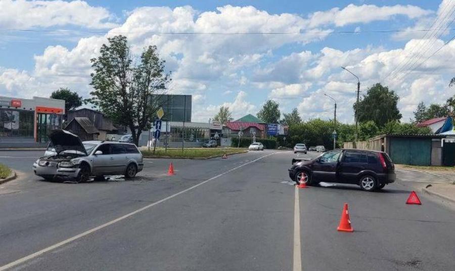 Женщина попала в больницу после столкновения двух иномарок в Костроме
