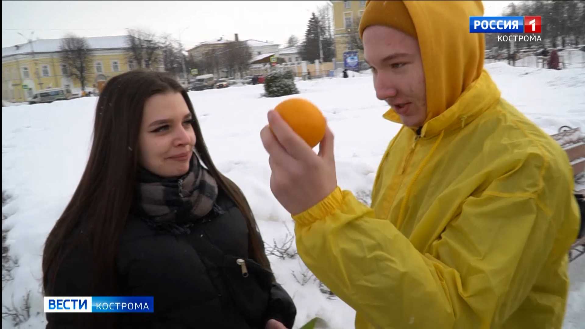На улицах Костромы женщинам дарили апельсины
