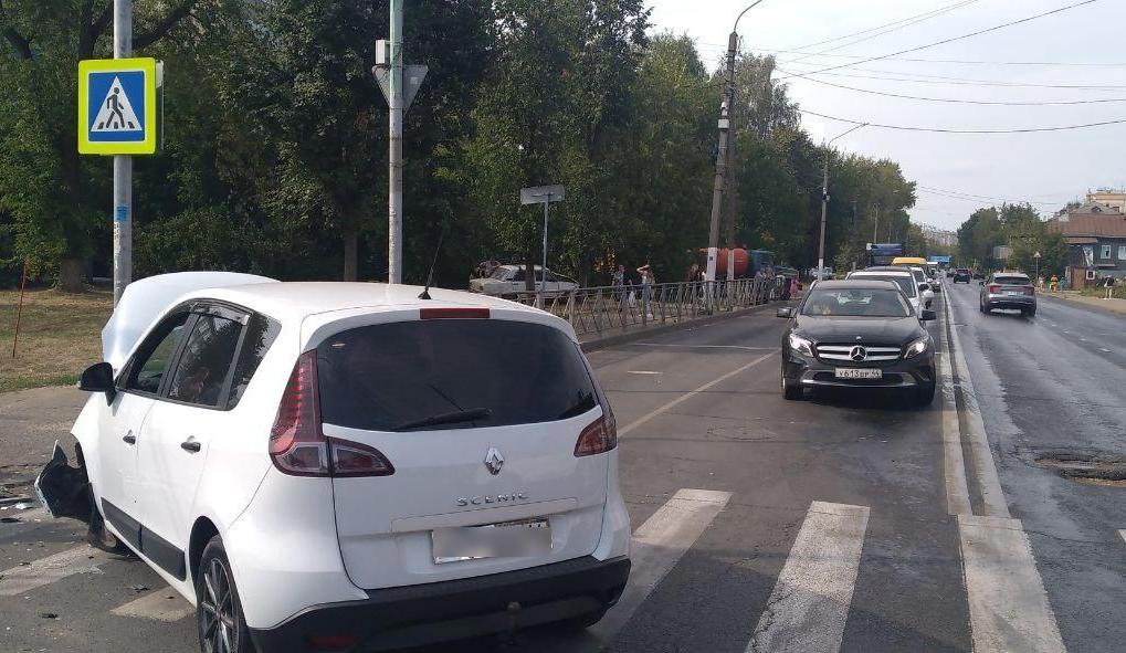 Неаккуратный маневр на перекрестке в Костроме закончился столкновением с деревом