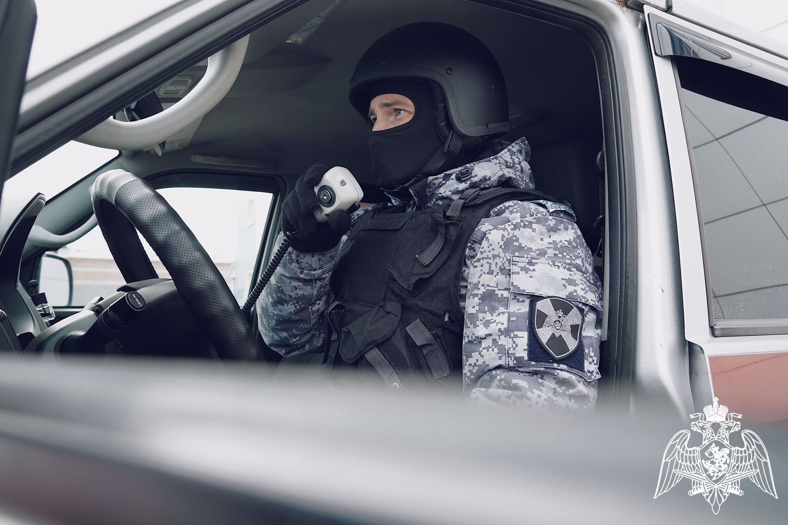 Видео: Пьяный нарушитель в Иванове протаранил полицейский автомобиль - Российская газета