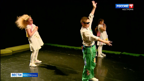 Незрячие подростки-танцоры показали костромичам «Секретики»
