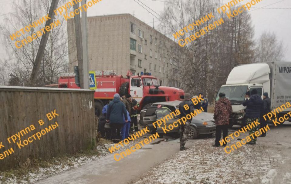 При столкновении грузовика и легковушки в костромском райцентре пострадали два человека