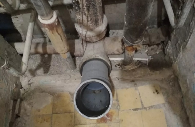 Аферист кинул костромичку с ремонтом канализационных труб в ее доме