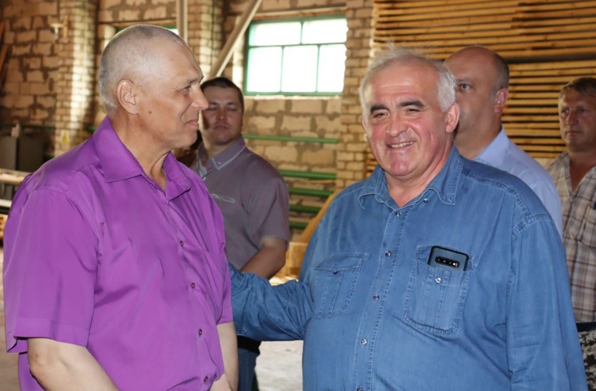 Костромской губернатору поблагодарил сельского предпринимателя за труд