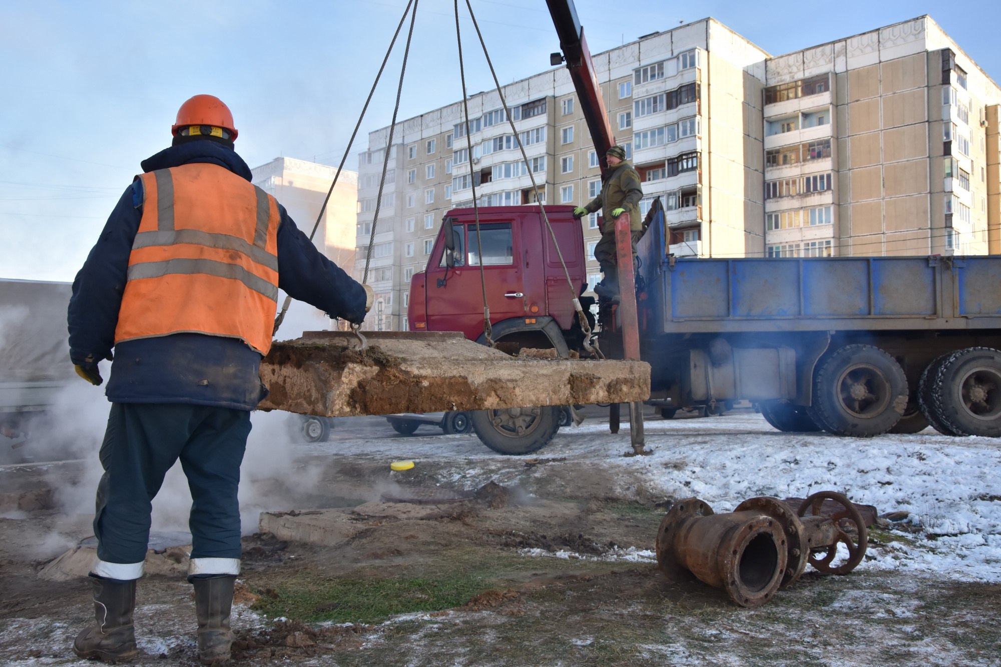 Теплоэнергетики в Кострома продолжают ремонты сетей в выходные дни