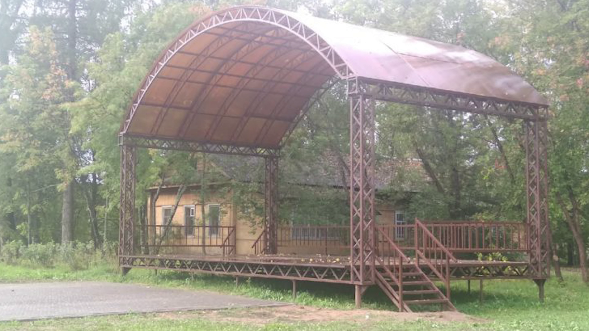 Для райцентра Костромской области построили сцену для праздников