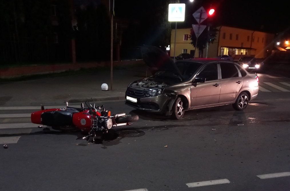Мотоциклист в Костроме не уступил дорогу и оказался под колесами машины