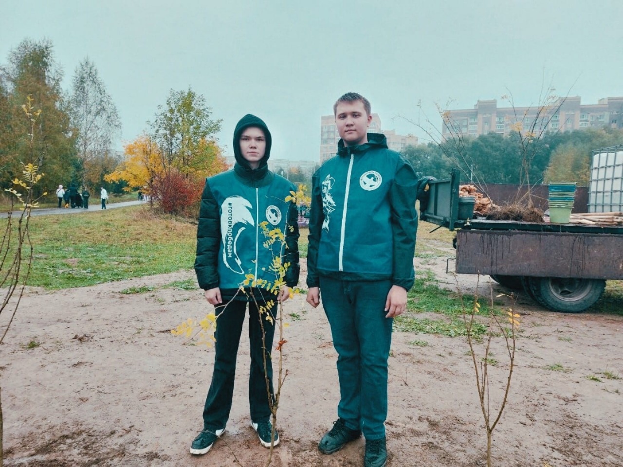 В честь участников спецоперации в костромском Парке Победы высадили молодые деревья