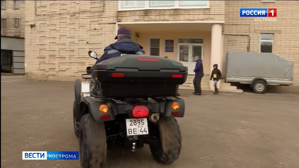 Костромской детворе показали раритетный пожарный автомобиль и современную амуницию спасателей