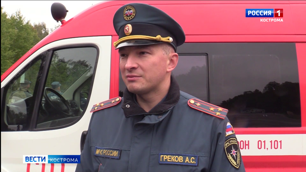 Спасатели устроили в Костроме гонки на пожарных машинах