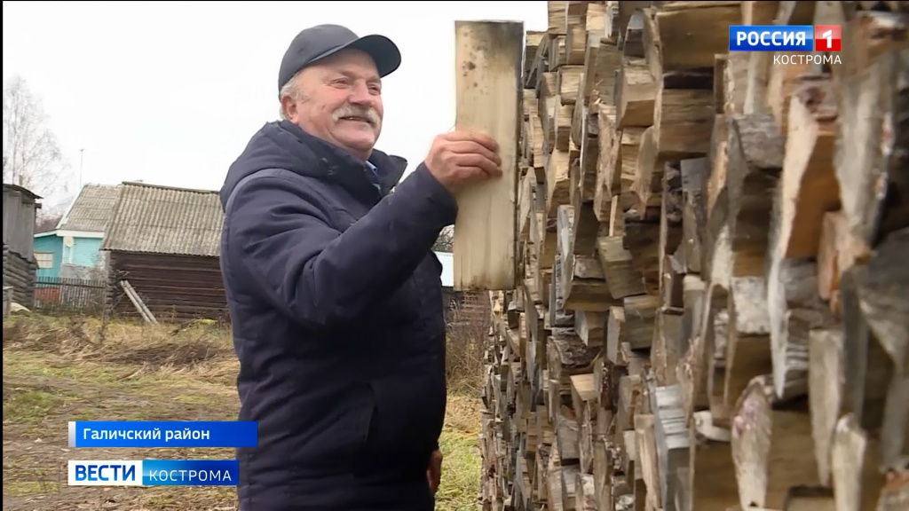 Жители костромской глубинки продолжают мерить зиму поленницей