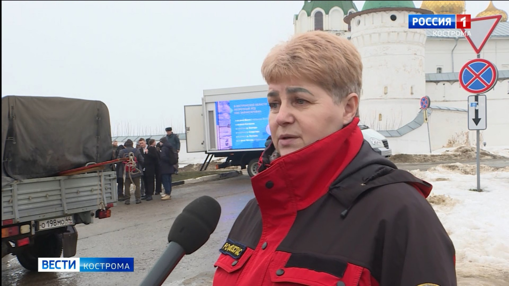 На льду реки Кострома для школьников провели показательную спасательную операцию