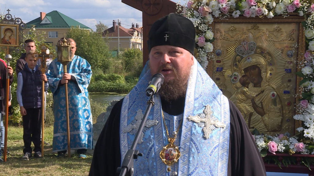 На Святом озере в Костроме установили поклонный крест