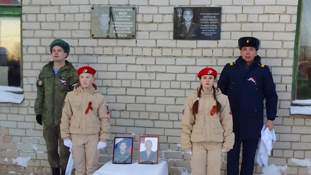Три памятных знака в честь погибших в СВО земляков установили в Сусанинском районе