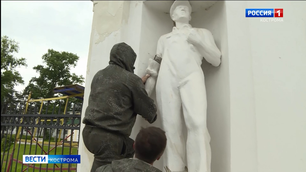 Скульптуре рабочего у парка Центральный в Костроме вернули руку с гаечным ключом