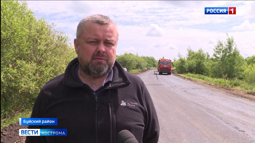 Дорогу на Шушкодом в Костромской области закатывают новым прочным асфальтом