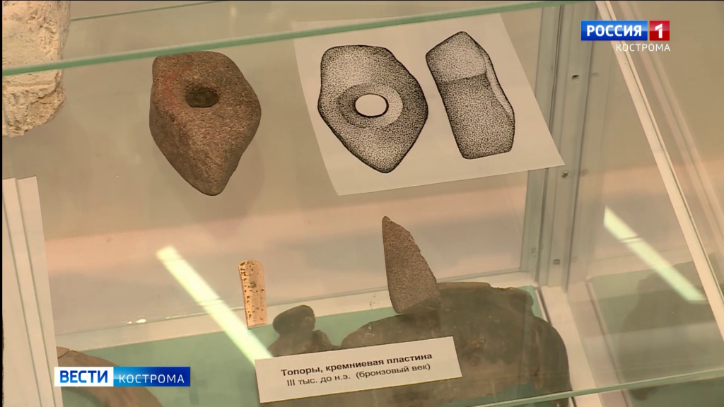 Археологи показали выкопанные в Костроме каменный топор и «противоугонную систему» XVI века