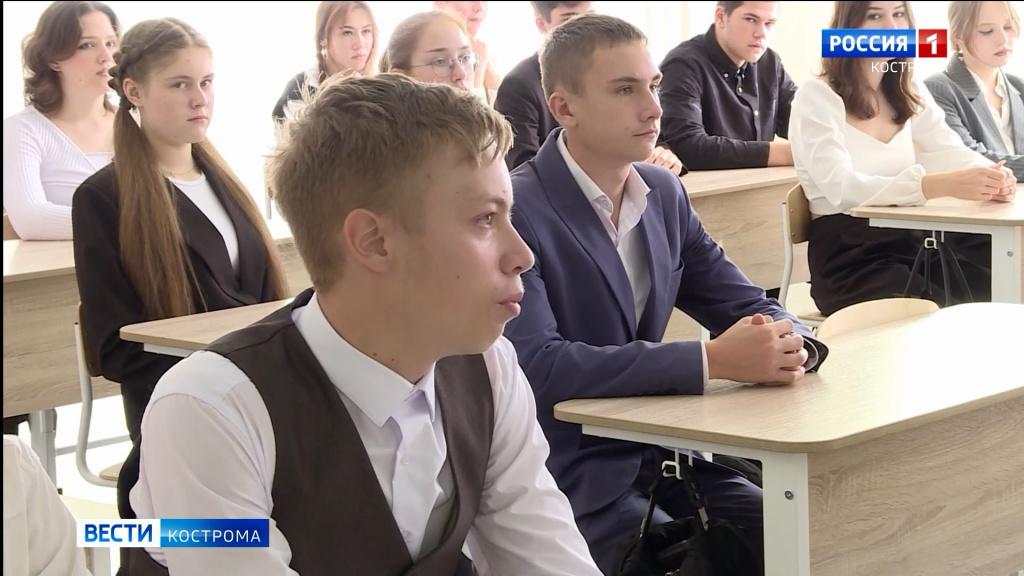 Старшеклассники в Костроме пообщались с героем СВО на Уроке мужества