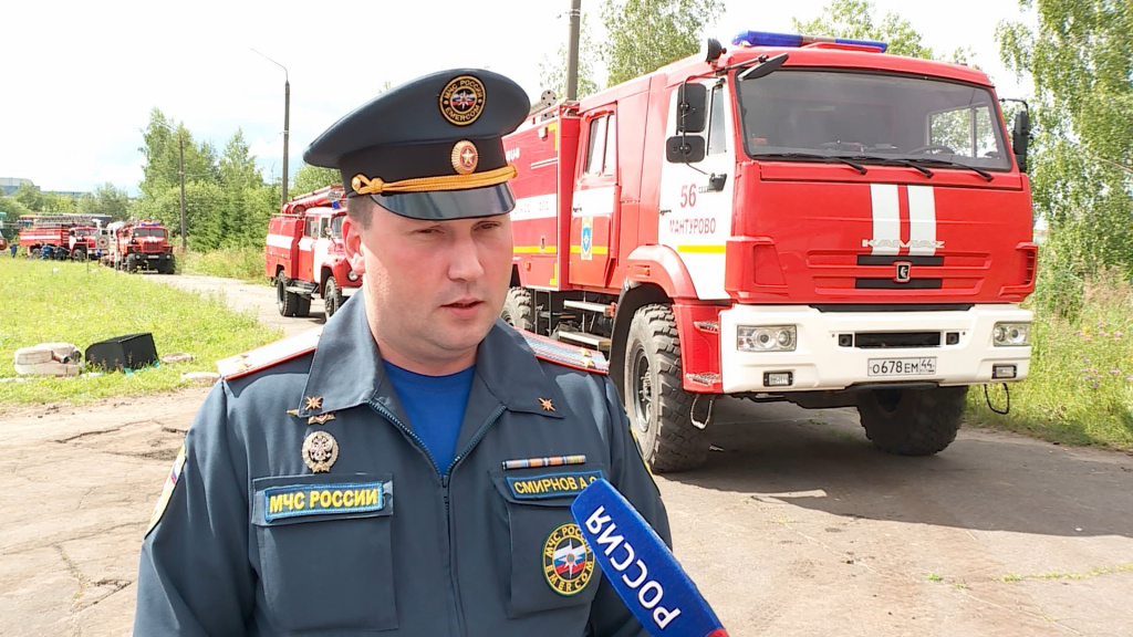 Мантуровские пожарные в Костроме заслуженно искупали своего командира в чане с водой