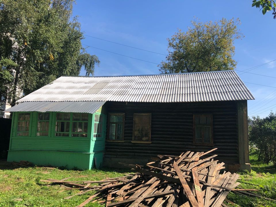 Легендарному домику в Костроме подарили половину крышу
