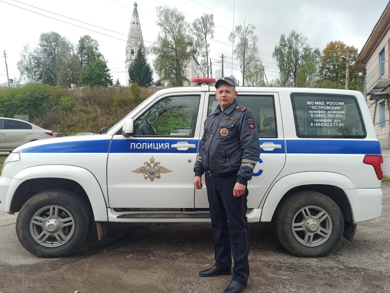 Костромской автоинспектор защитил продавщицу от напавшей с ножом посетительницы