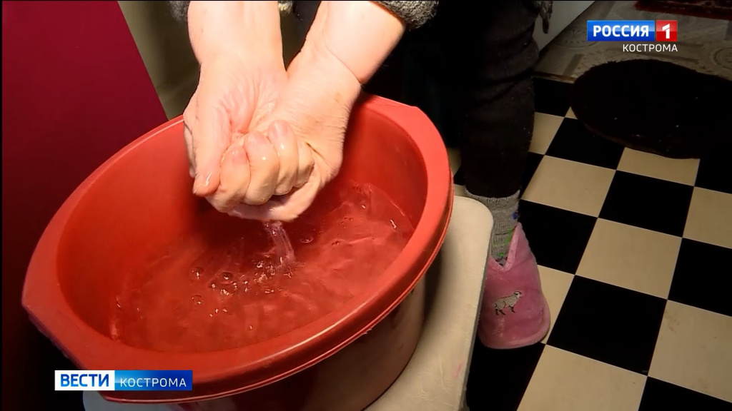 Пенсионерка оказалась в ледяной ловушке после пожара в Костроме