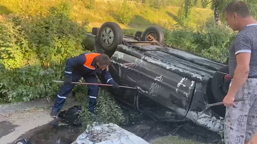 Из пруда в Костромской области достали автомобиль с двумя погибшими