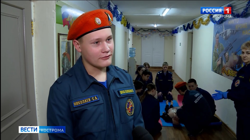 Юные костромские спасатели помогают сделать новогодние каникулы безопасными