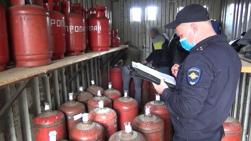 Полицейские закрыли взрывоопасную газовую заправку в Костроме