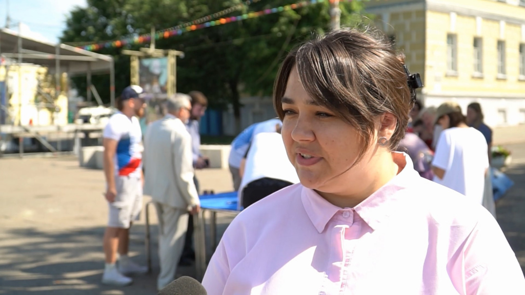 Молодёжь Костромы превратила кусок ткани в часть патриотического полотнища